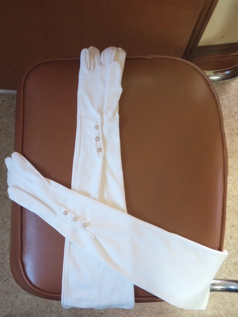 LIKE NEW Neutral White Nylon Formal Vintage Dress Gloves w/ Faux Pearl Buttons